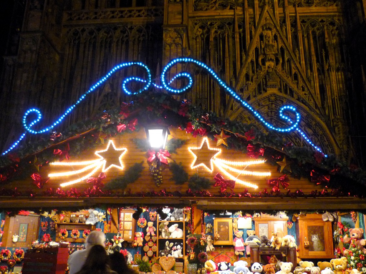 Strasbourg Christmas market on place de la cathédrale © French Moments