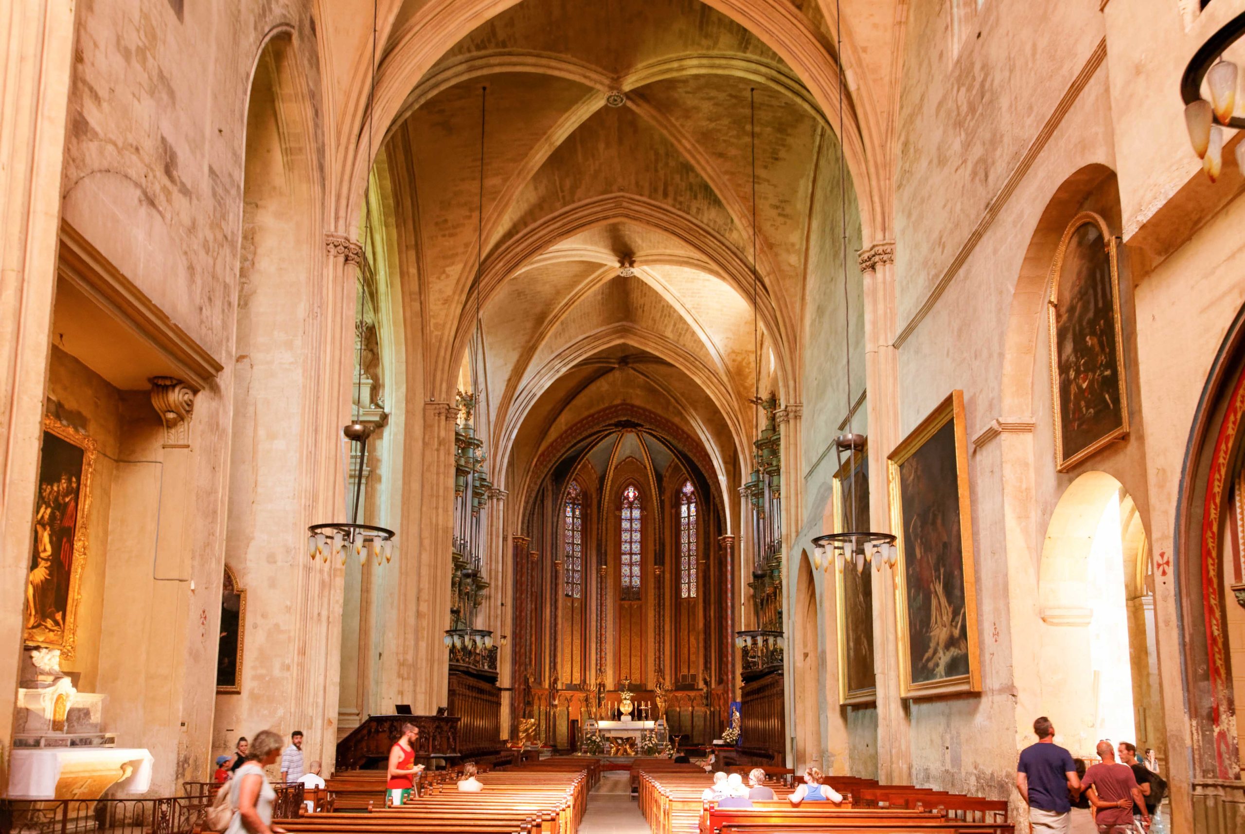 The Gothic nave of Aix-en-Provence Cathedral © Bjs - licence [CC BY-SA 4.0] from Wikimedia Commons