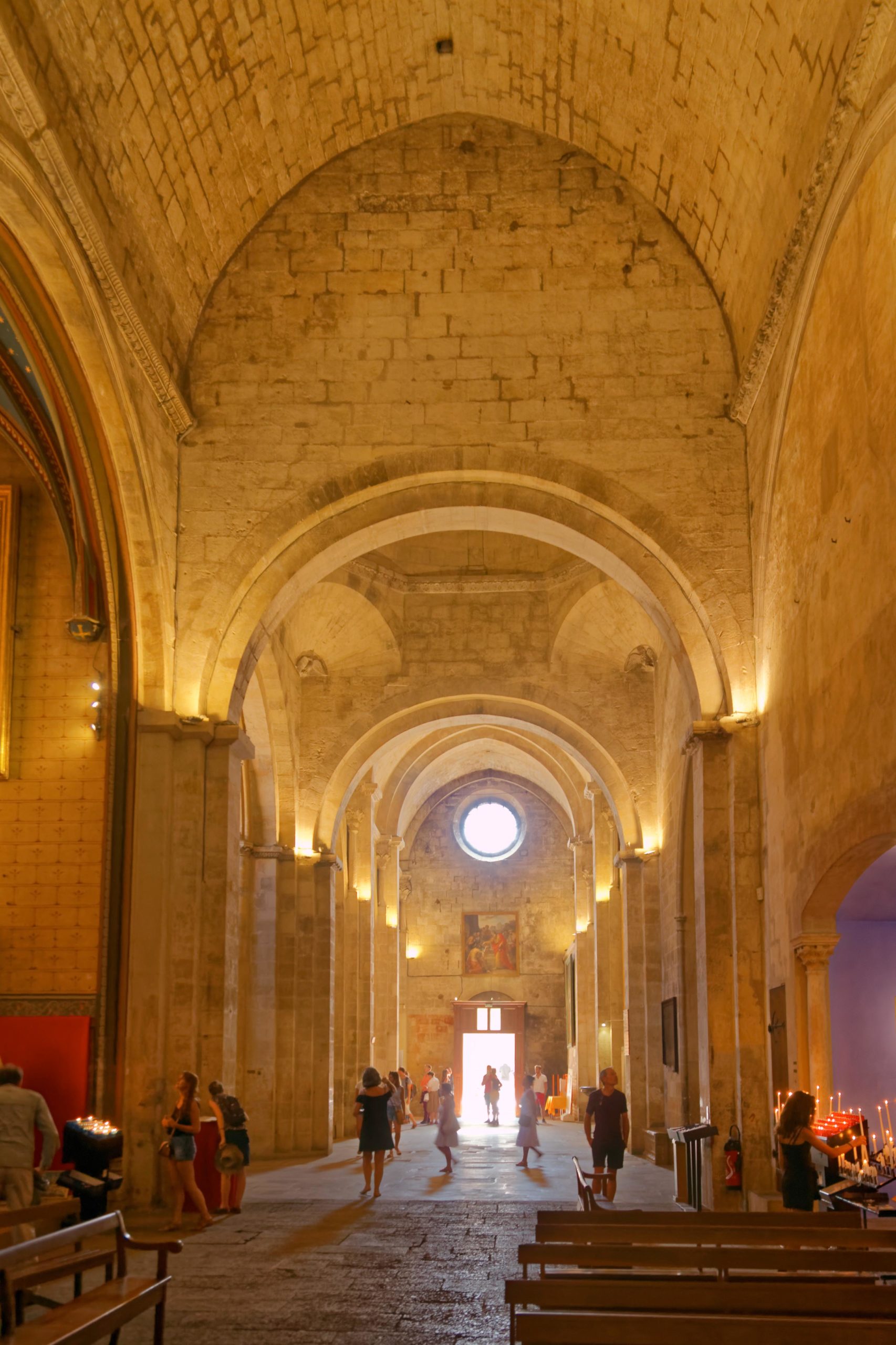 The Romanesque nave of Aix-en-Provence Cathedral © Bjs - licence [CC BY-SA 4.0] from Wikimedia Commons