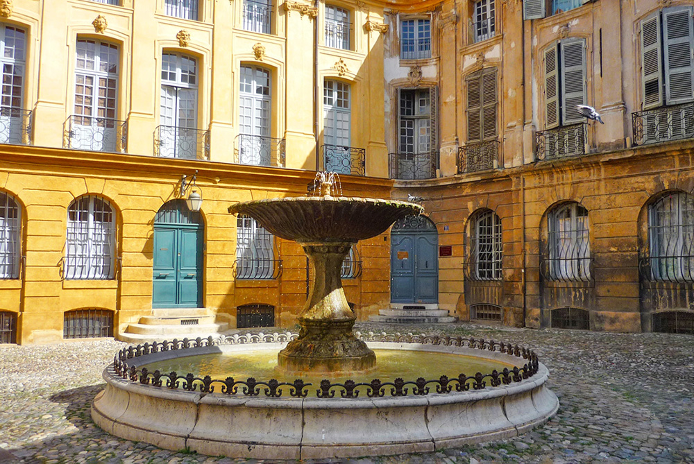 Aix-en-Provence Place d'Albertas © French Moments