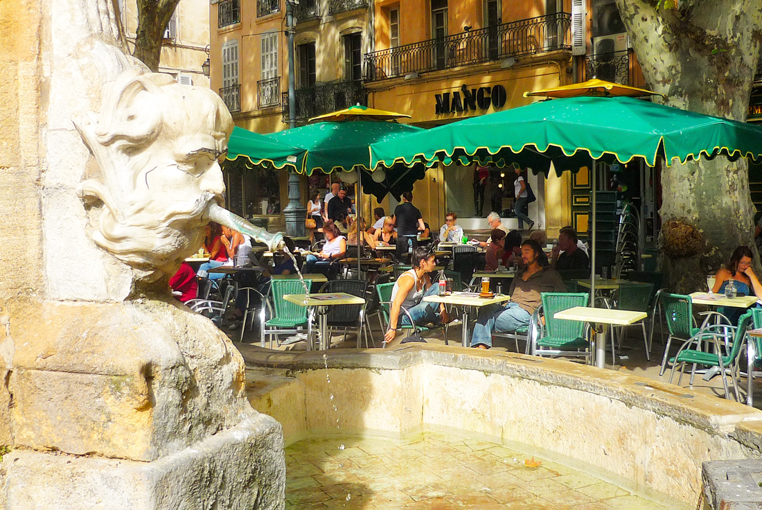 The fountain of Place de l'Hôtel de Ville of Aix © French Moments