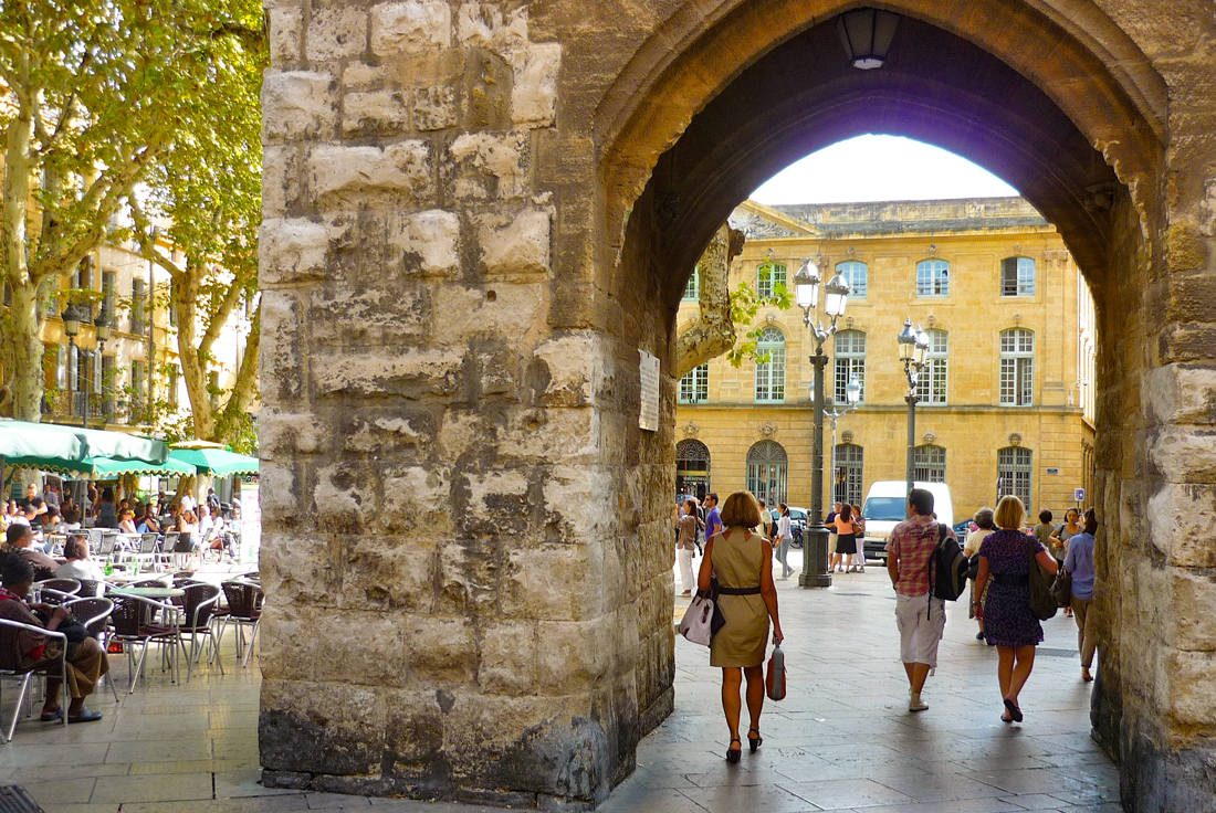 The pointed arch of the Tour de l'Horloge, Place de l'Hôtel de Ville of Aix © French Moments