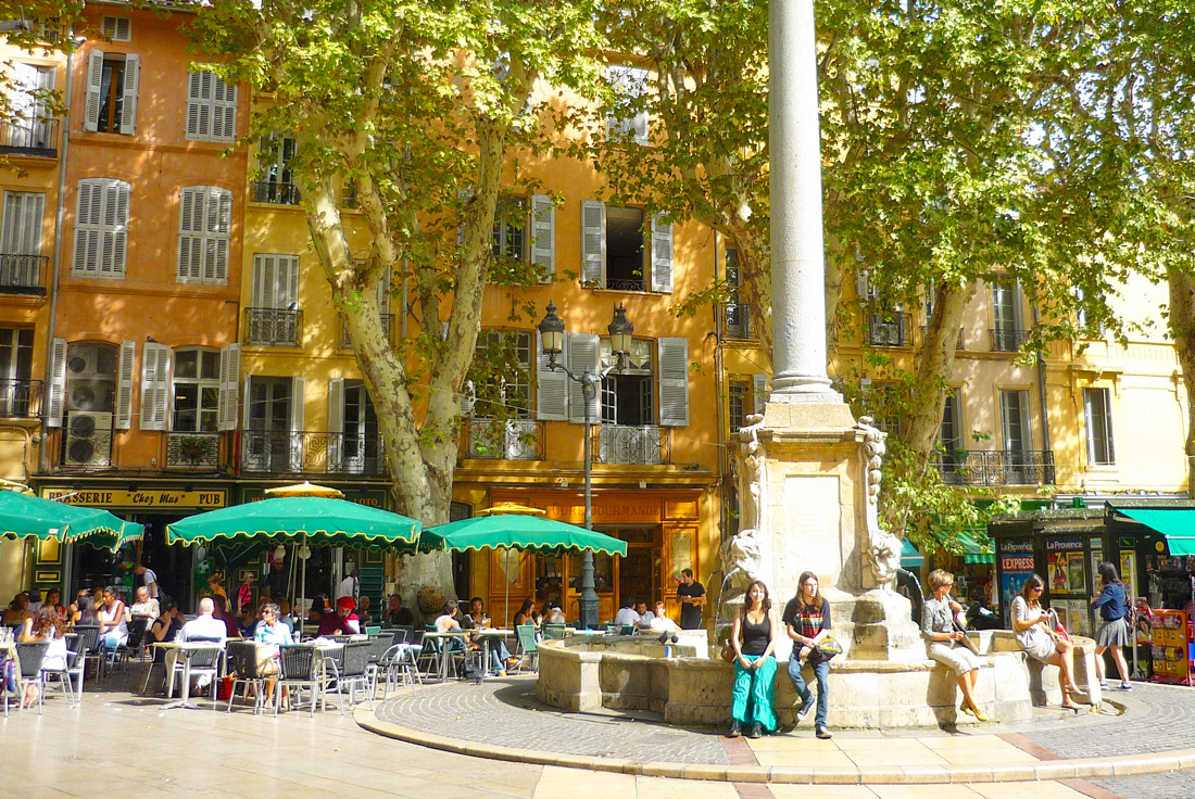 The fountain of Place de l'Hôtel de Ville of Aix © French Moments