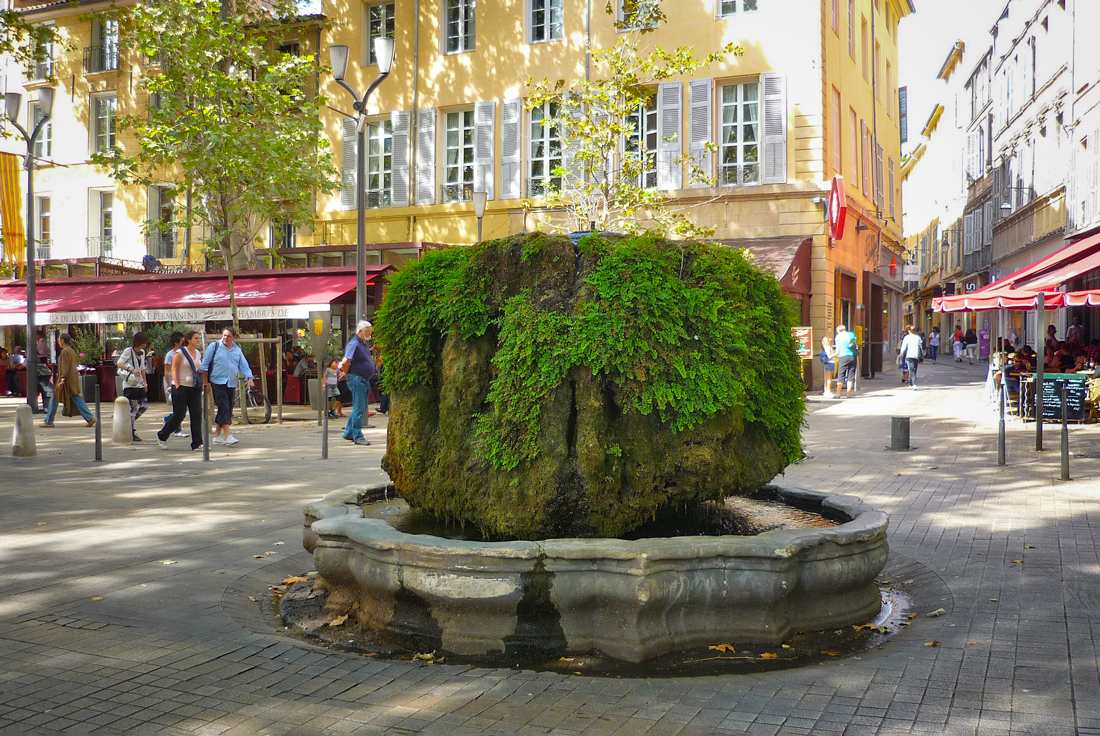 Fontaine moussue, Cours Mirabeau, Aix © French Moments