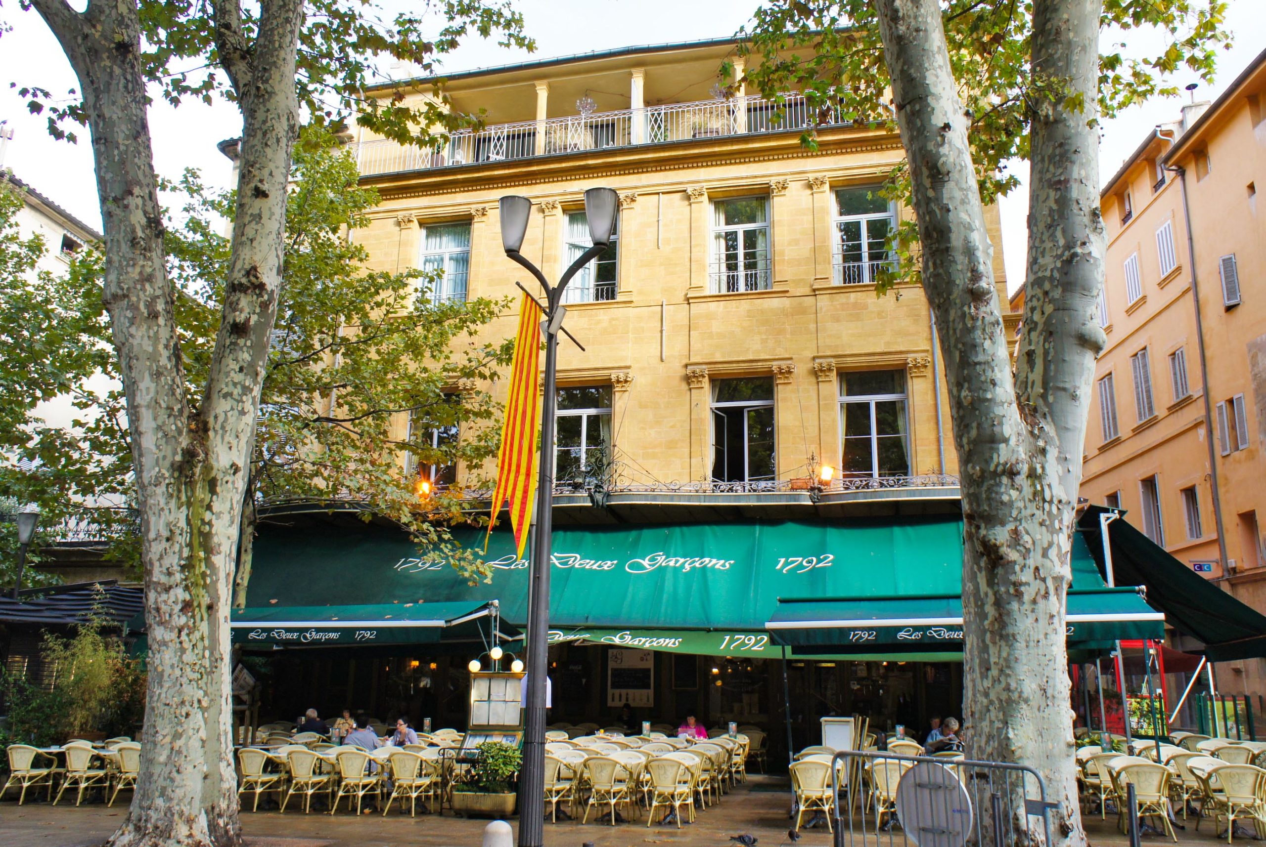 Cafe des Deux Garcons © JM Campaner - licence [CC BY-SA 3.0] from Wikimedia Commons