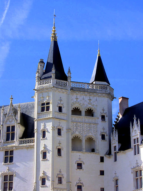 The "Grand Logis" and its Golden crown tower © florestan, CC BY 3.0, from wikimedia common