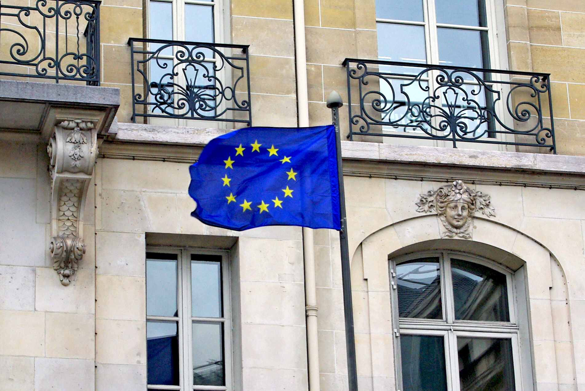 European Flag Paris © French Moments