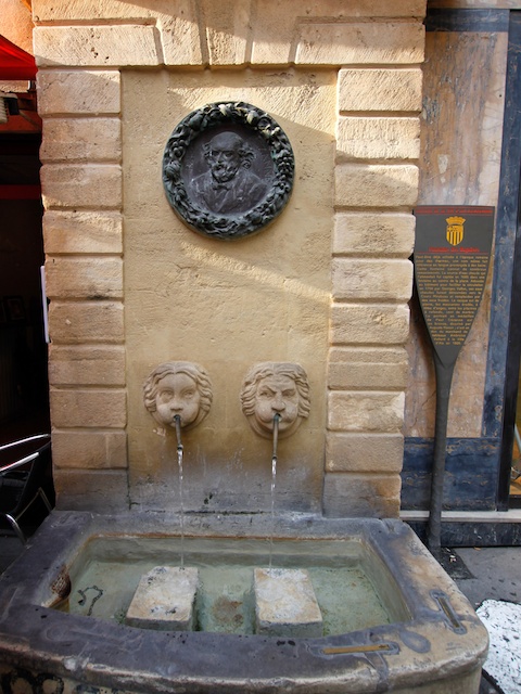 Fontaine des Bagniers, Place des Chapeliers, Aix-en-Provence © Photo: Lsmpascal, , licence [CC BY-SA 3.0], from Wikimedia Commons
