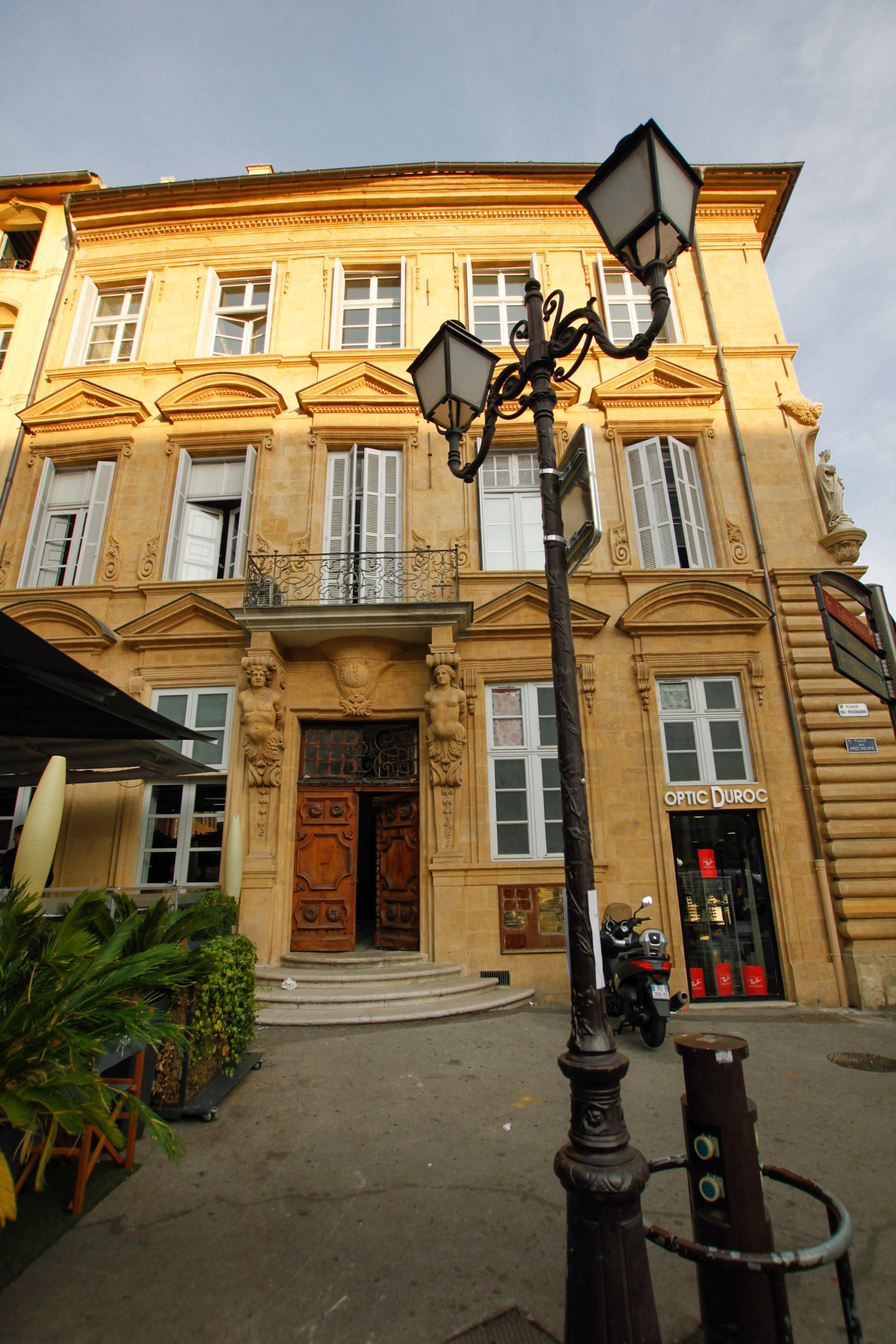 Aix-en-Provence Old Town: Hôtel d'Agut © Lsmpascal - licence [CC BY-SA 3.0] from Wikimedia Commons