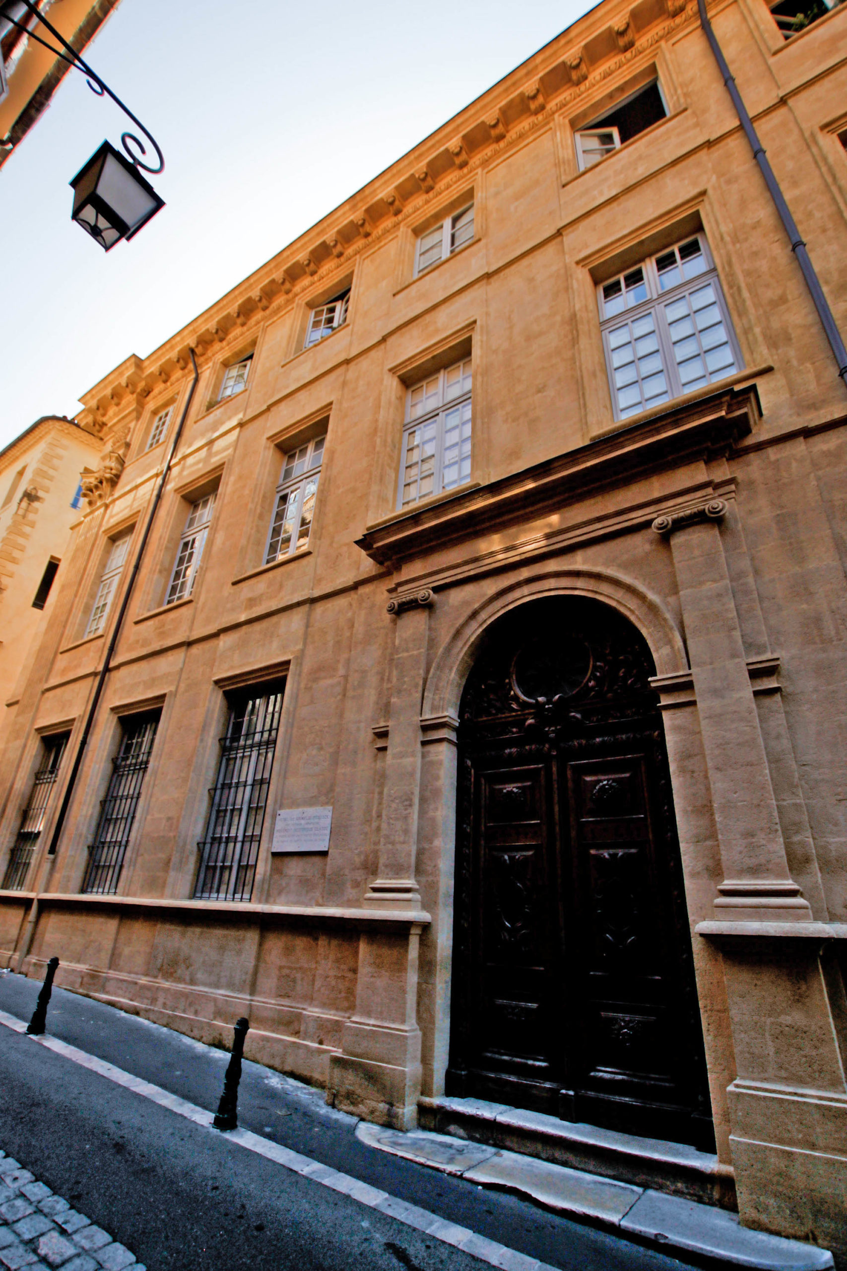 Hôtel de Grimaldi Regusse © Lsmpascal - licence [CC BY-SA 3.0] from Wikimedia Commons