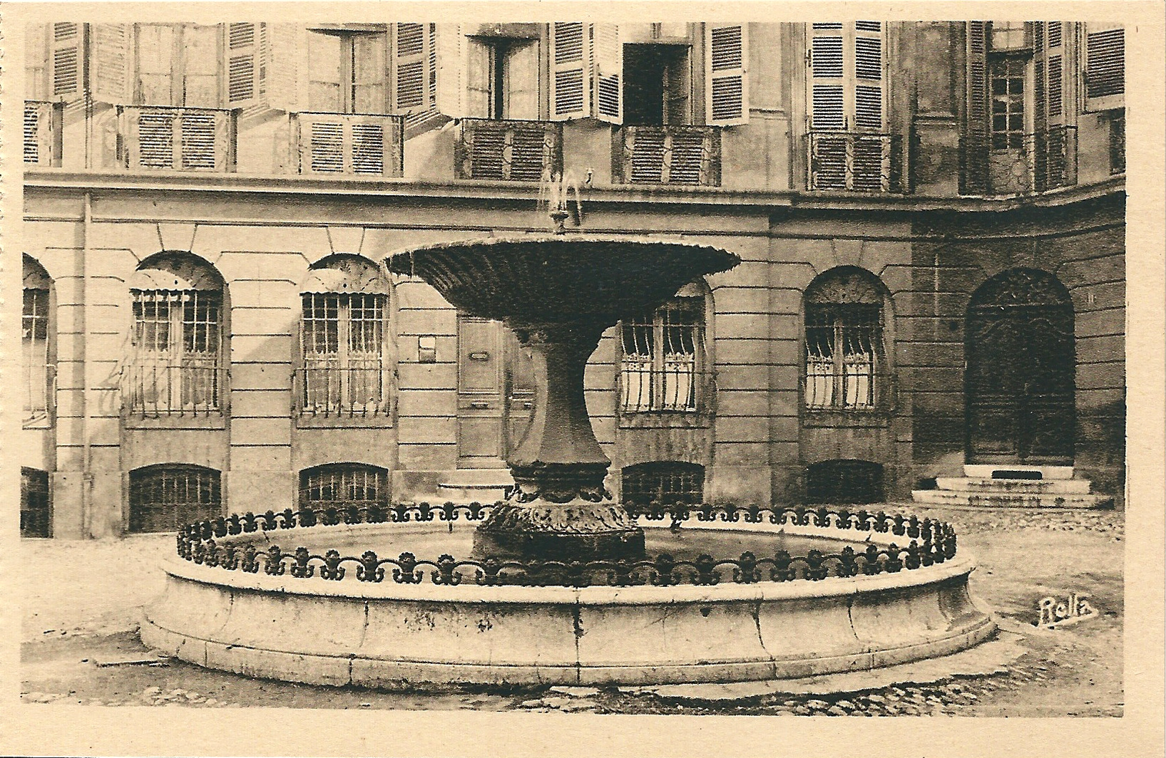 Place d'Albertas in 1932 (Public Domain via Wikimedia Commons)