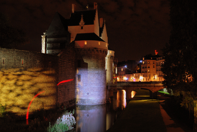 The castle at night © Crackzv8 CC BY-SA 3.0, from wikimedia commons