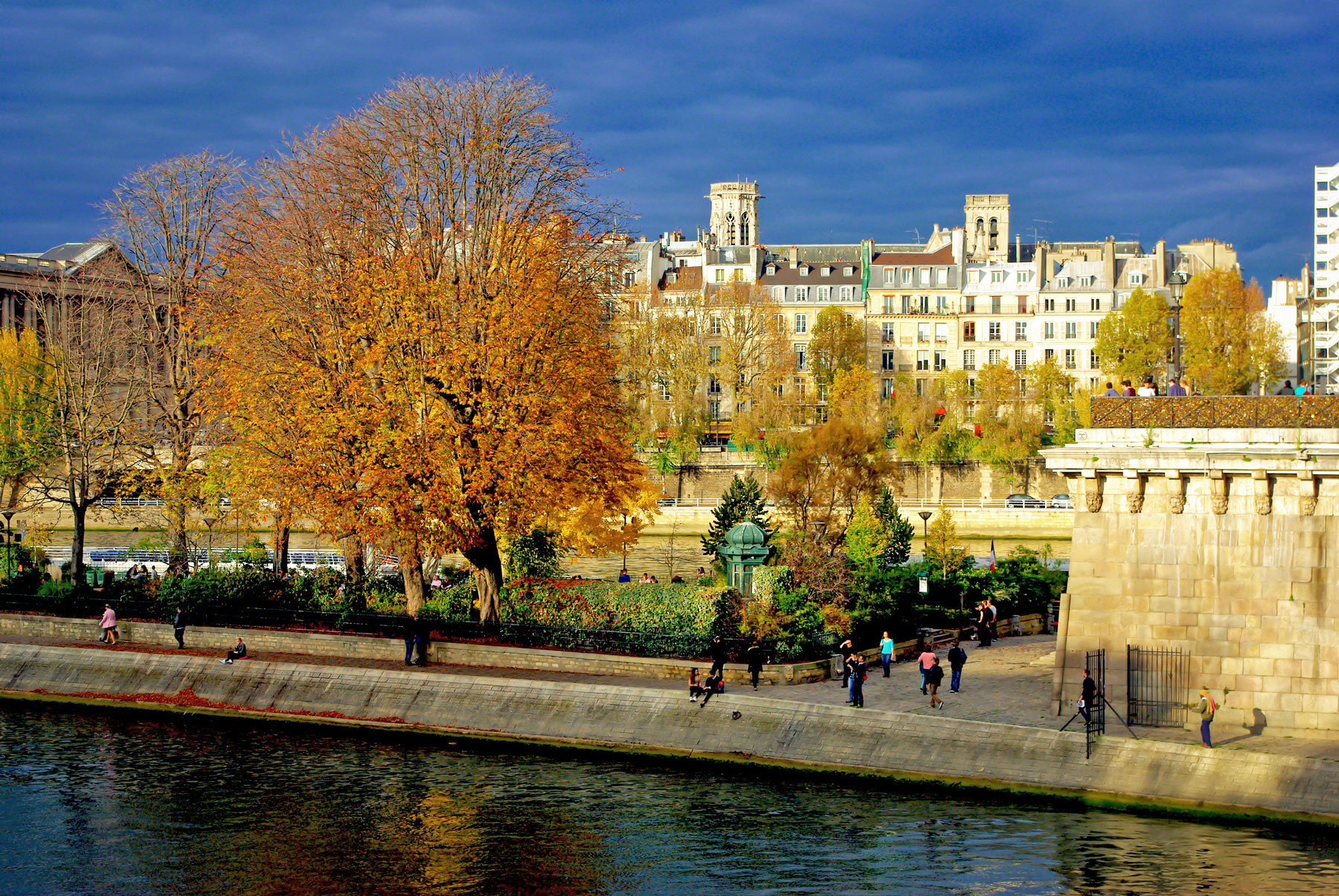 Square du Vert Galant, First Arrondissement of Paris © French Moments