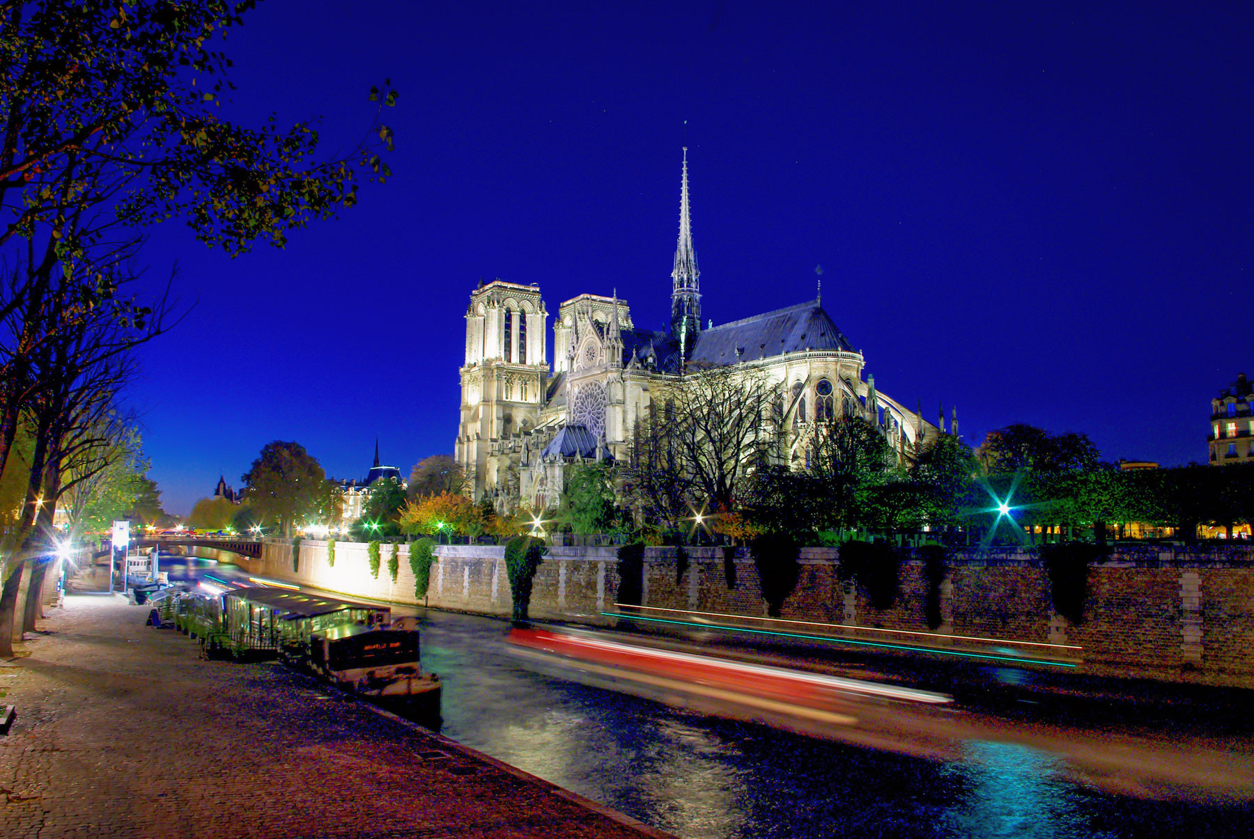 Things to see and do in Paris - Notre-Dame © French Moments