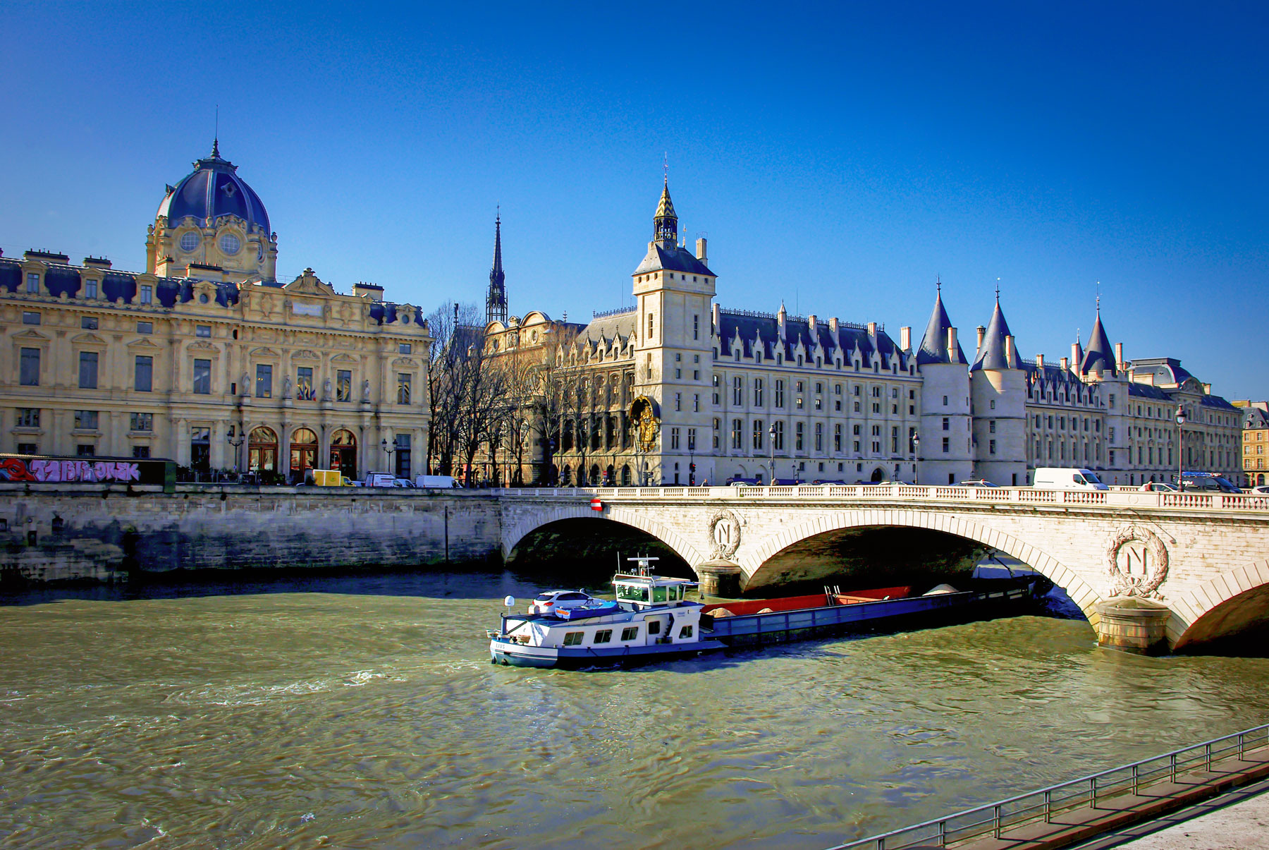 Famous Monuments of Paris - Conciergerie and Pont au change © French Moments