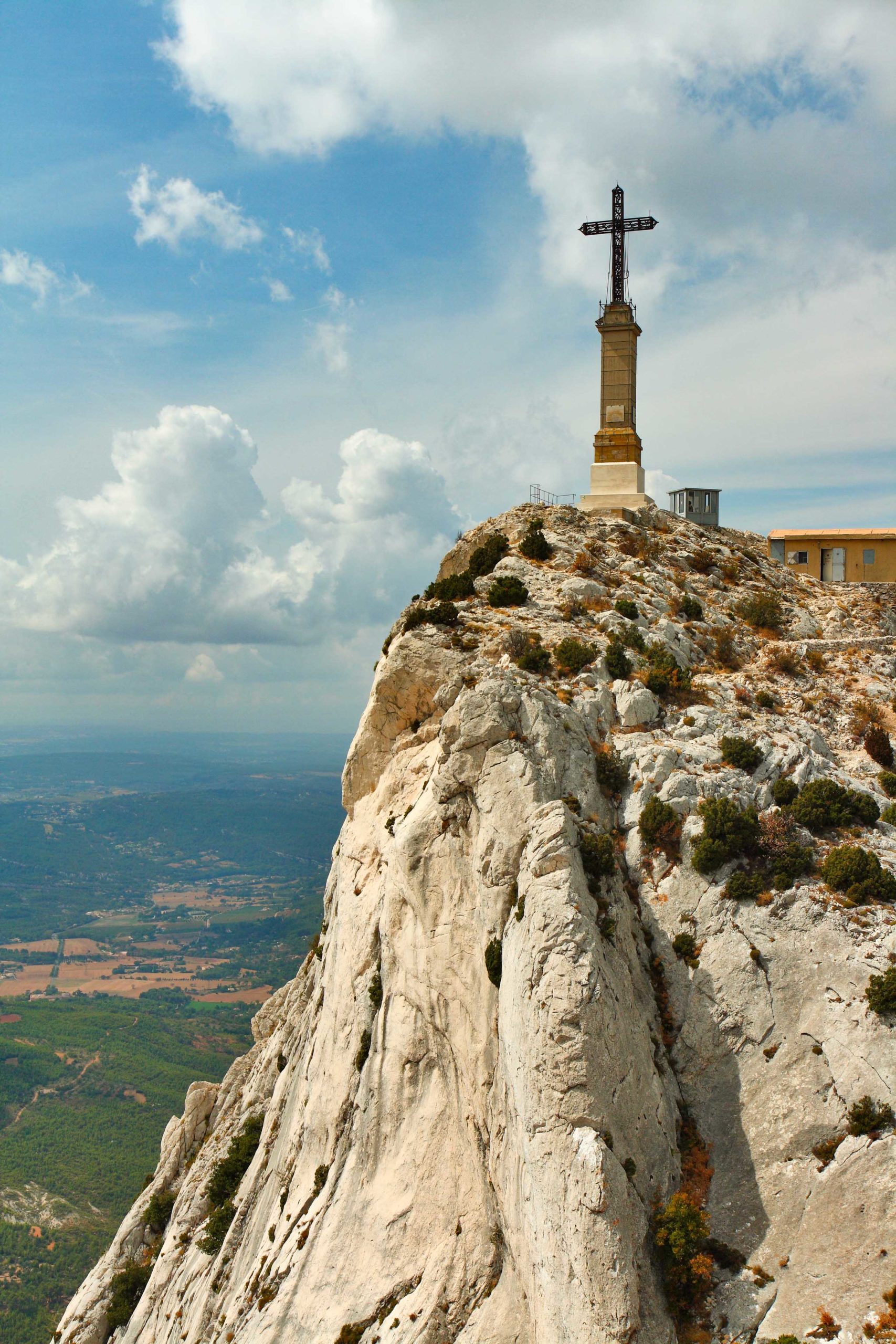 Croix de Provence of Montagne Sainte-Victoire © Benh LIEU SONG - licence [CC BY-SA 3.0] from Wikimedia Commons