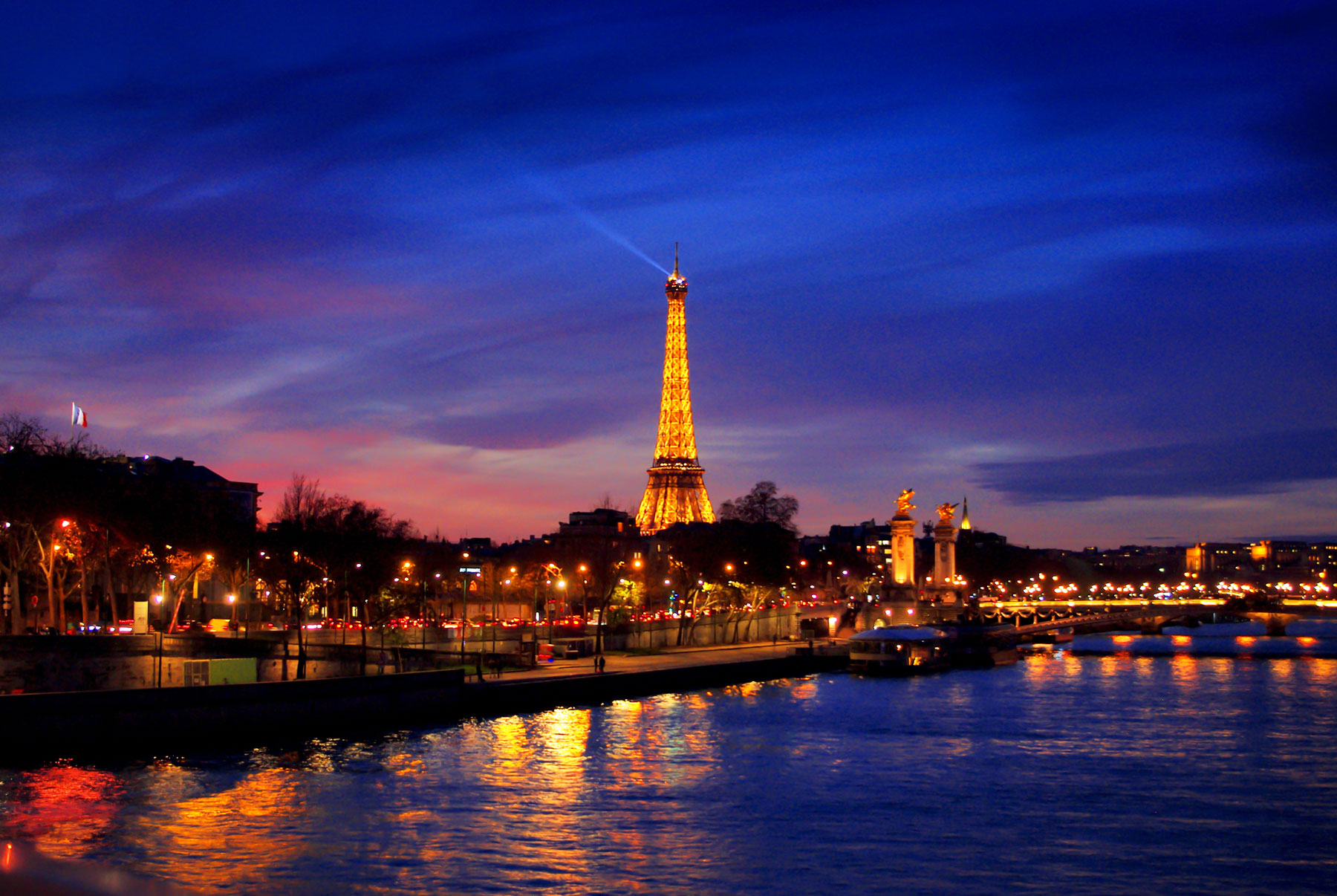 Eiffel Tower at Christmas © French Moments