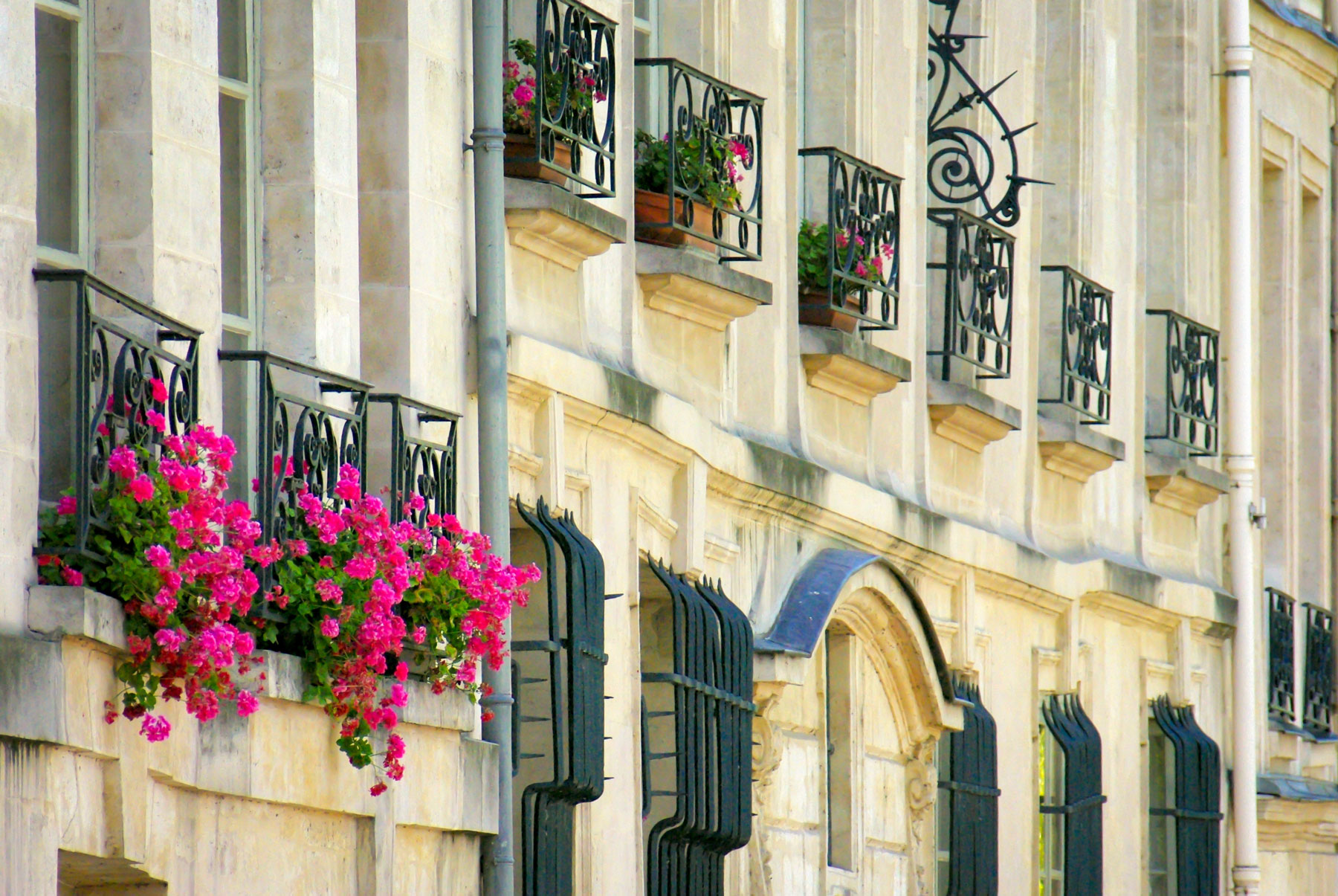 Elegant façades of Ile Saint-Louis © French Moments