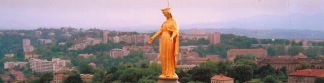 The gilded statue of the Virgin Mary on the 12th-century chapel on Fourvière Hill © French Moments