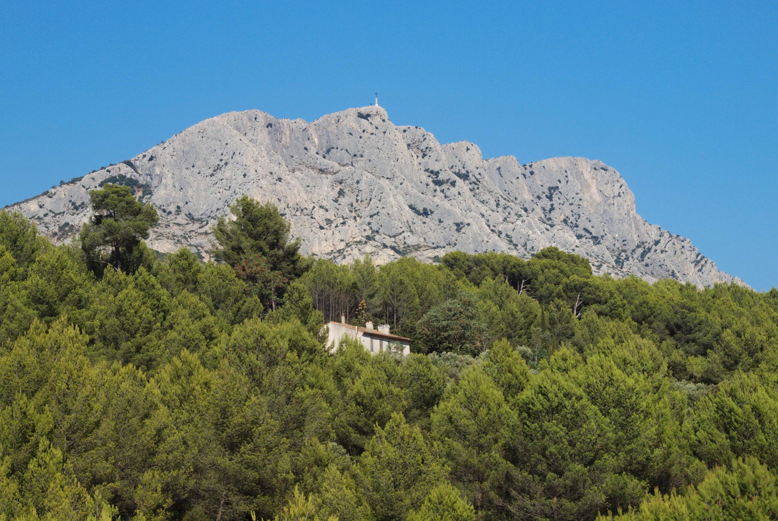 Montagne Sainte-Victoire from Beaurecueil © François GOGLINS - licence [CC BY-SA 4.0] from Wikimedia Commons