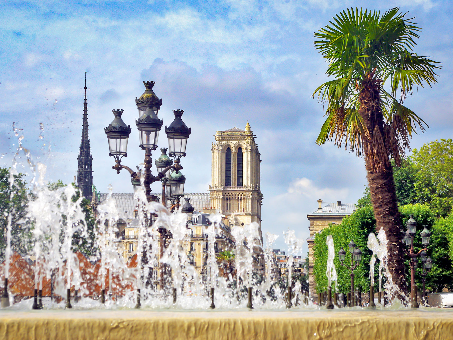 Walking in Paris - Place de l'Hôtel de Ville © French Moments