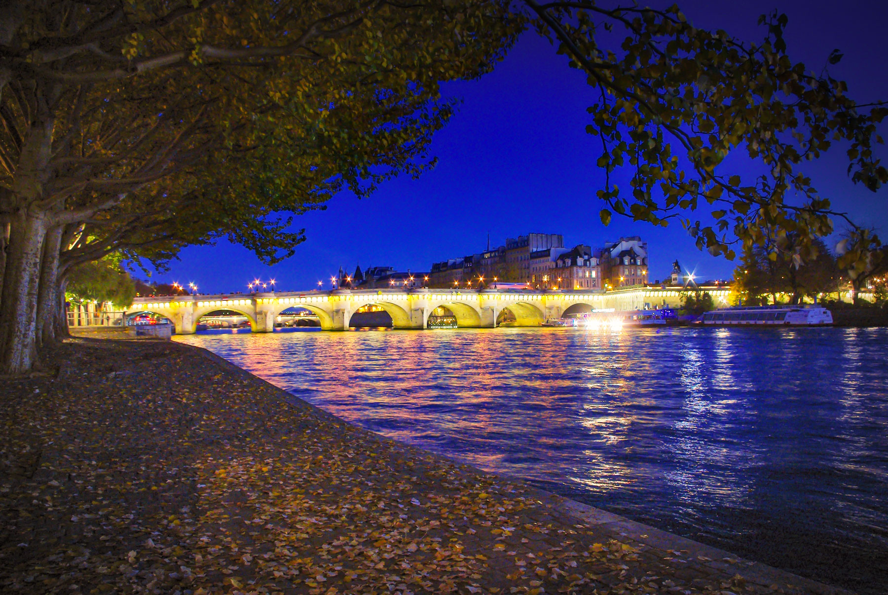 Pont Neuf from Quai du Louvre © French Moments