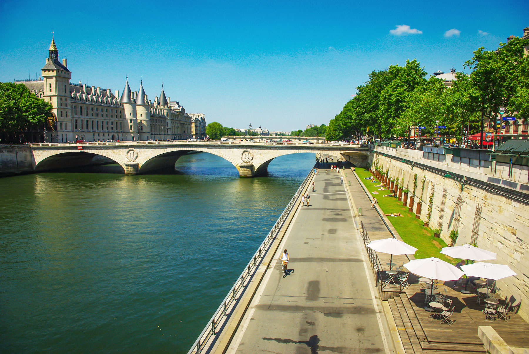 Sous le ciel de Paris - Quai de la Seine © French Moments