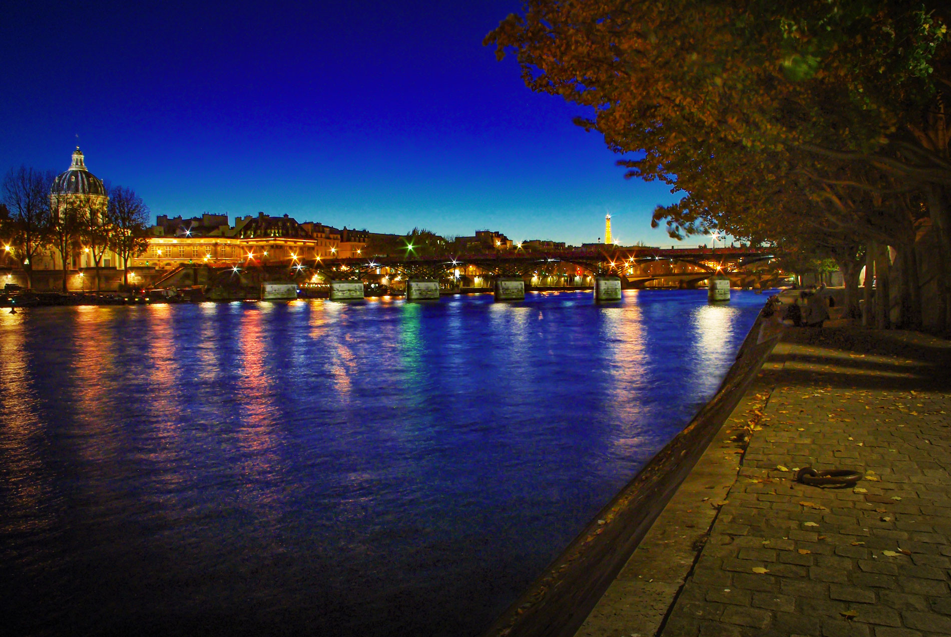 Quai du Louvre by night © French Moments