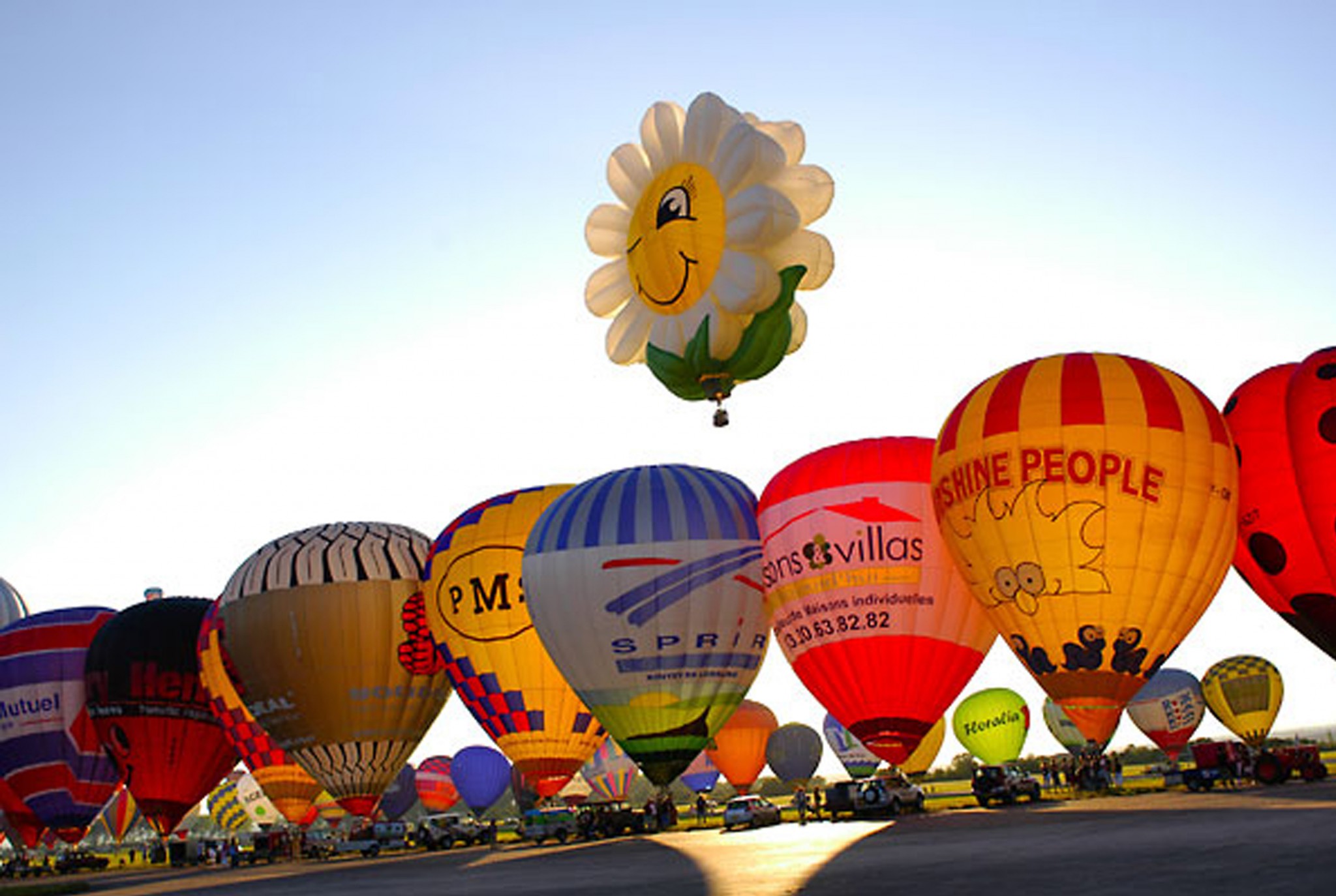 Hot-air balloons at Chambley air-base © Wikig – licence [CC BY-SA 3.0] from Wikimedia Commons