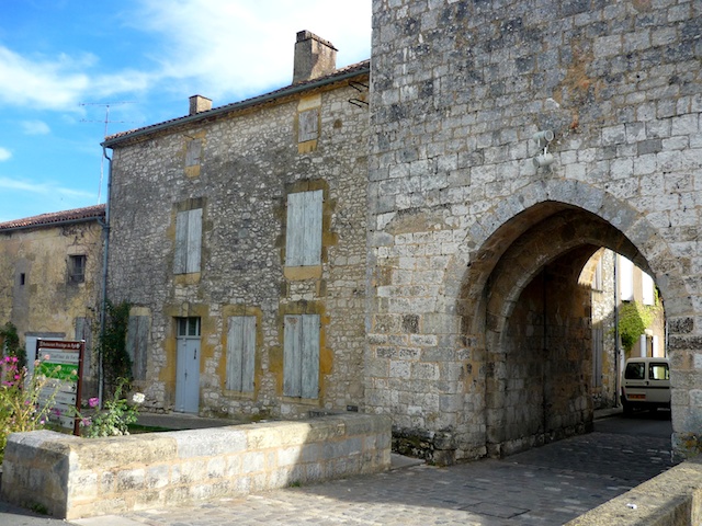 Fortified gate at the entrance to the bastide of Monpazier © French Moments