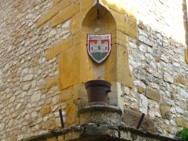 The coat of arms of the Bastide of Monpazier © French Moments