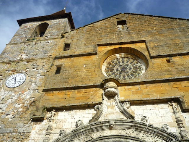 Façade of St. Dominique Church, bastide of Monpazier © French Moments