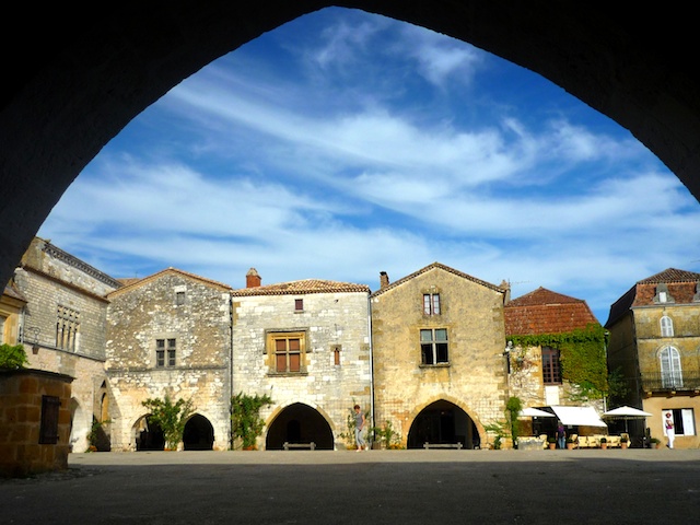 Place des Cornières, bastide of Monpazier © French Moments