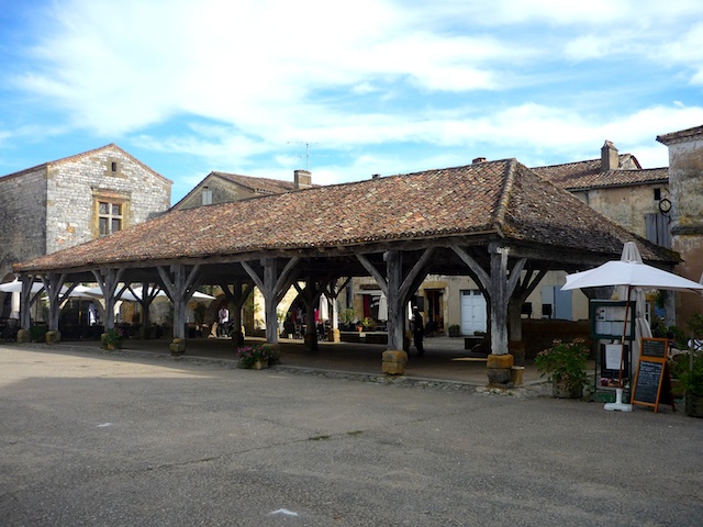 Market hall, Place des Cornières, bastide of Monpazier © French Moments