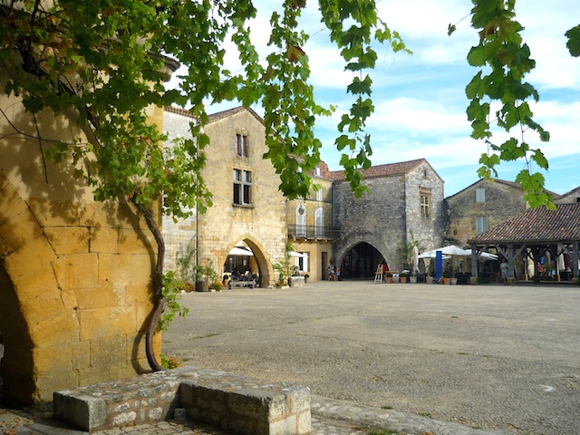 Place des Cornières, bastide of Monpazier © French Moments