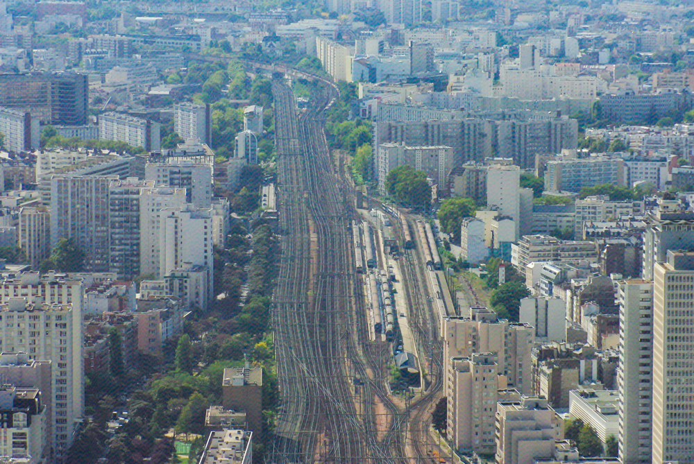 The railway tracks leading to Gare Montparnasse © French Moments
