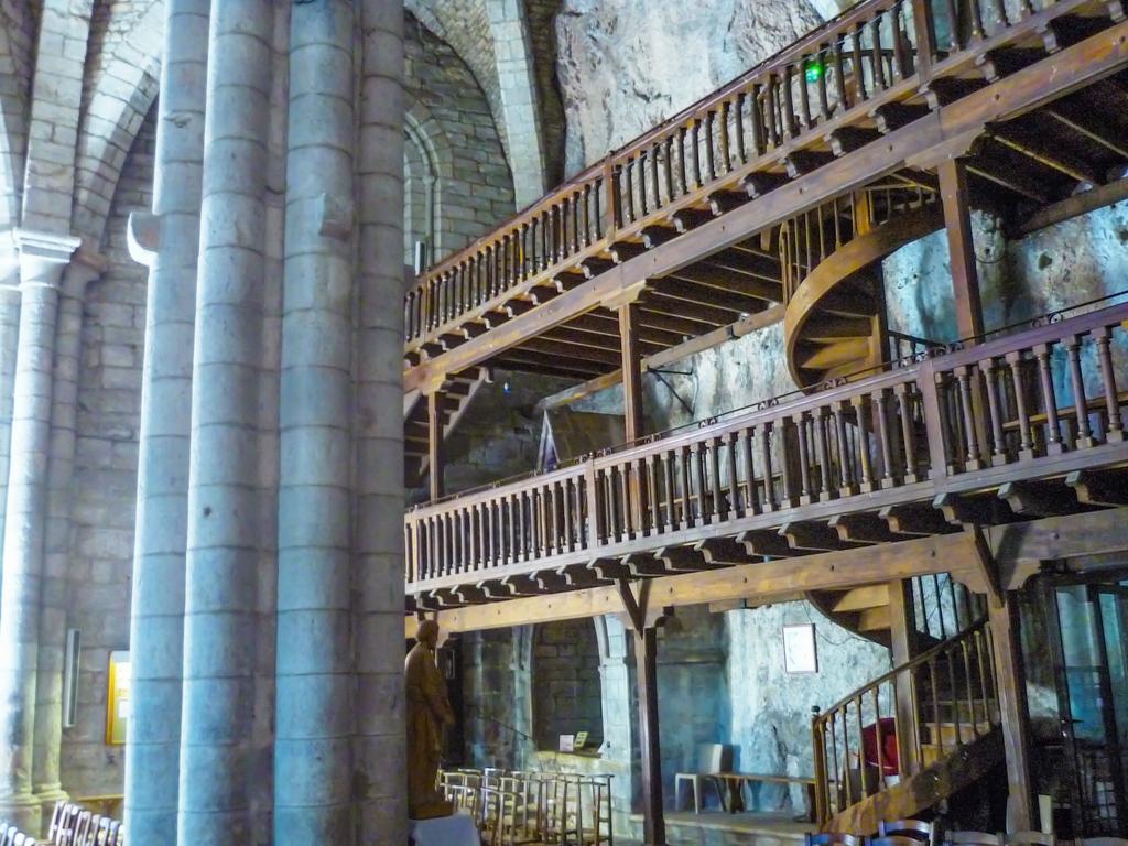 The wooden mezzanine inside the basilica of Rocamadour © French Moments