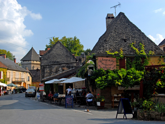 Saint-Léon-sur-Vézère © Jochen Jahnke - licence [CC BY-SA 3.0] from Wikimedia Commons