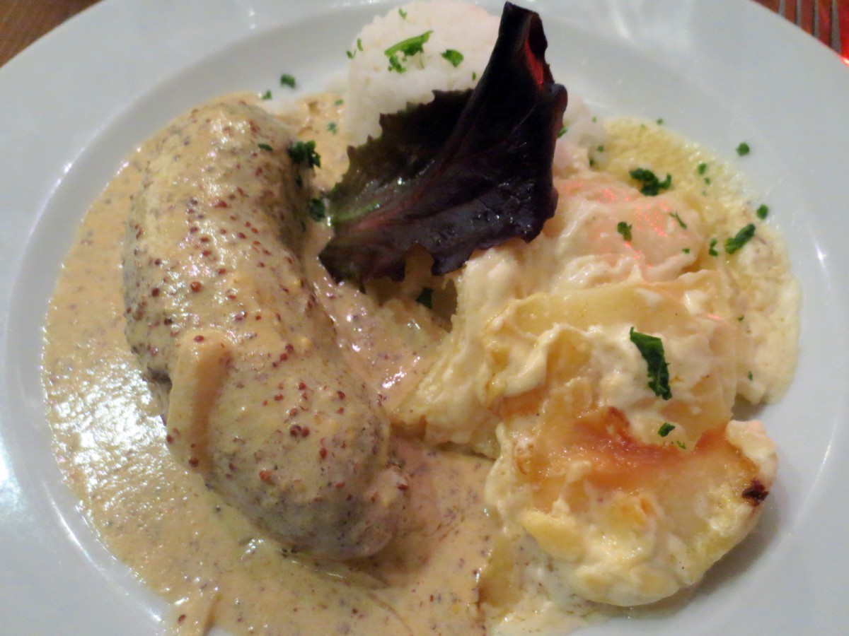 Andouillette lyonnaise and gratin dauphinois © Arnaud 25 - licence [CC BY-SA 3.0] from Wikimedia Commons