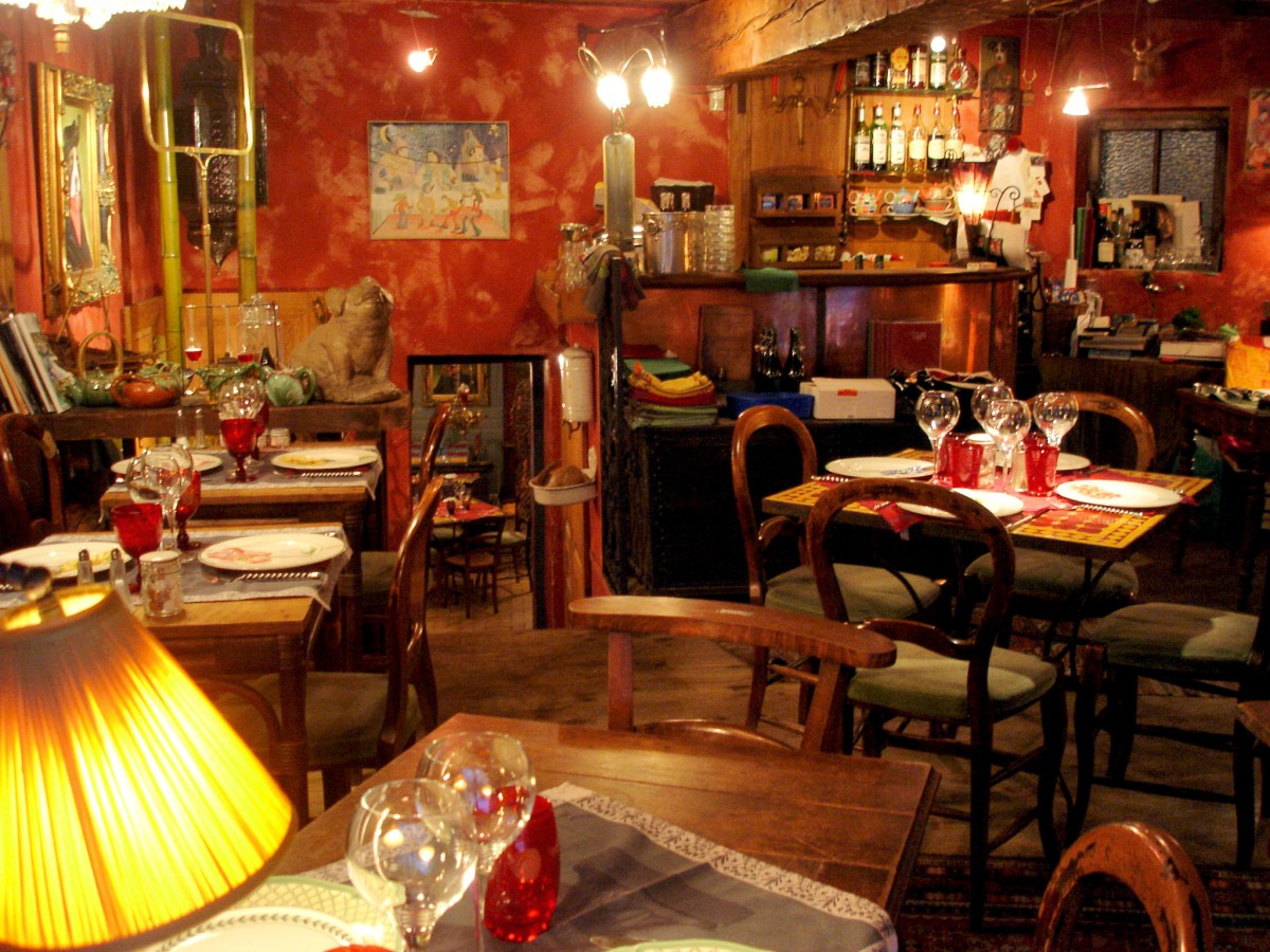 The traditionally rustic decor of a bouchon lyonnais © Trishhhh - licence [CC BY 2.0] from Wikimedia Commons