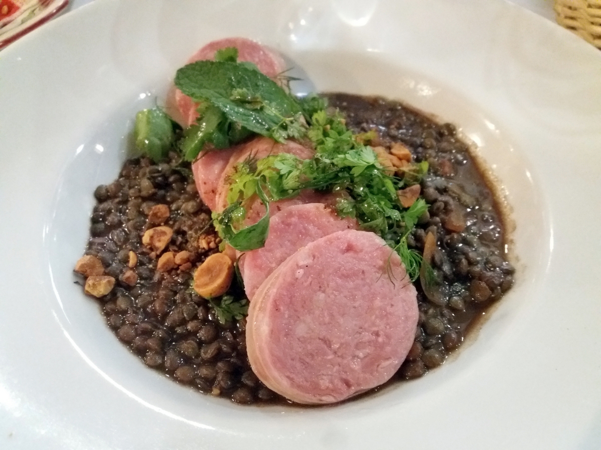 Saucisson Chaud with lentils © Romainbehar - licence [CC0] from Wikimedia Commons