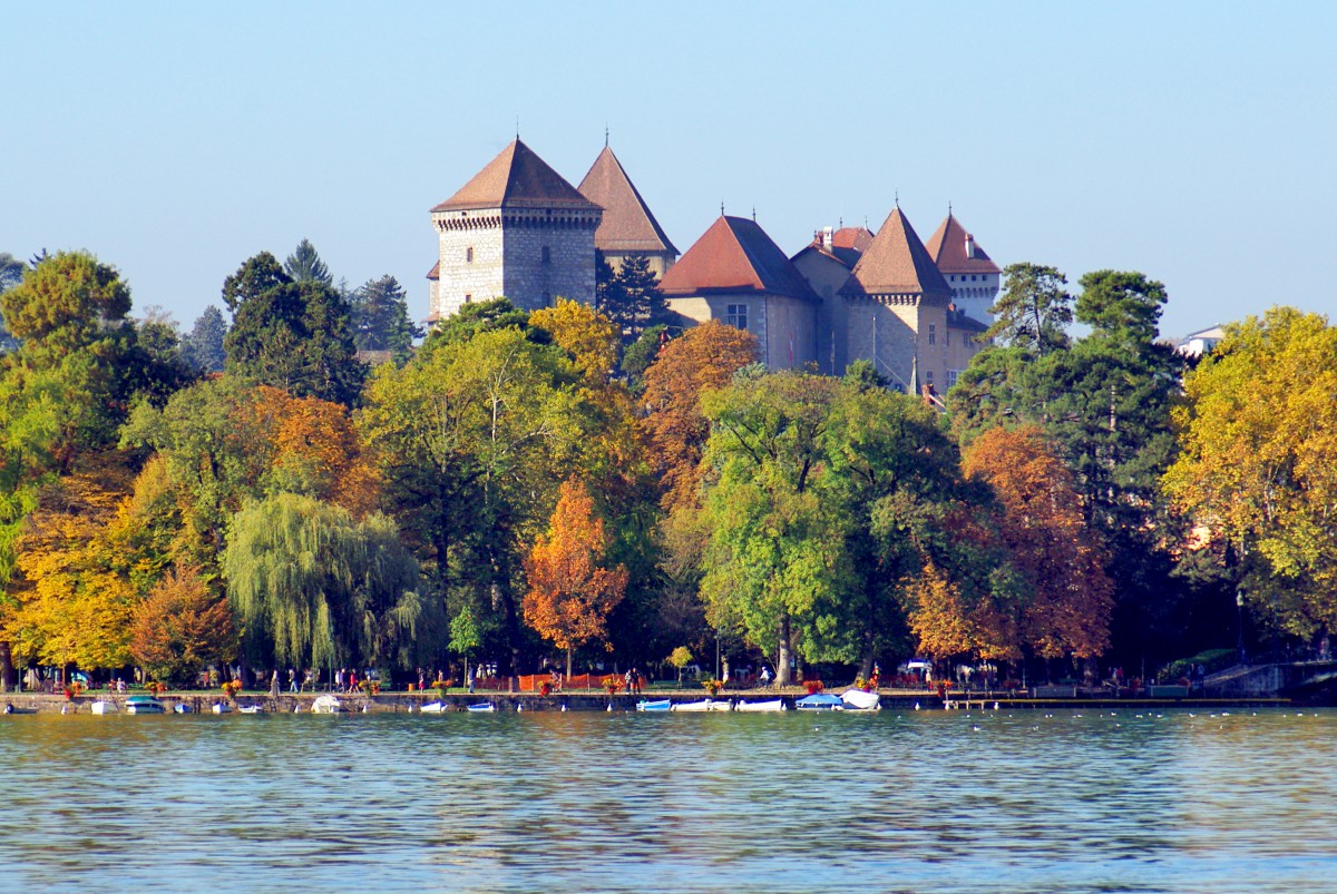 Annecy Castle in Autumn © French Moments