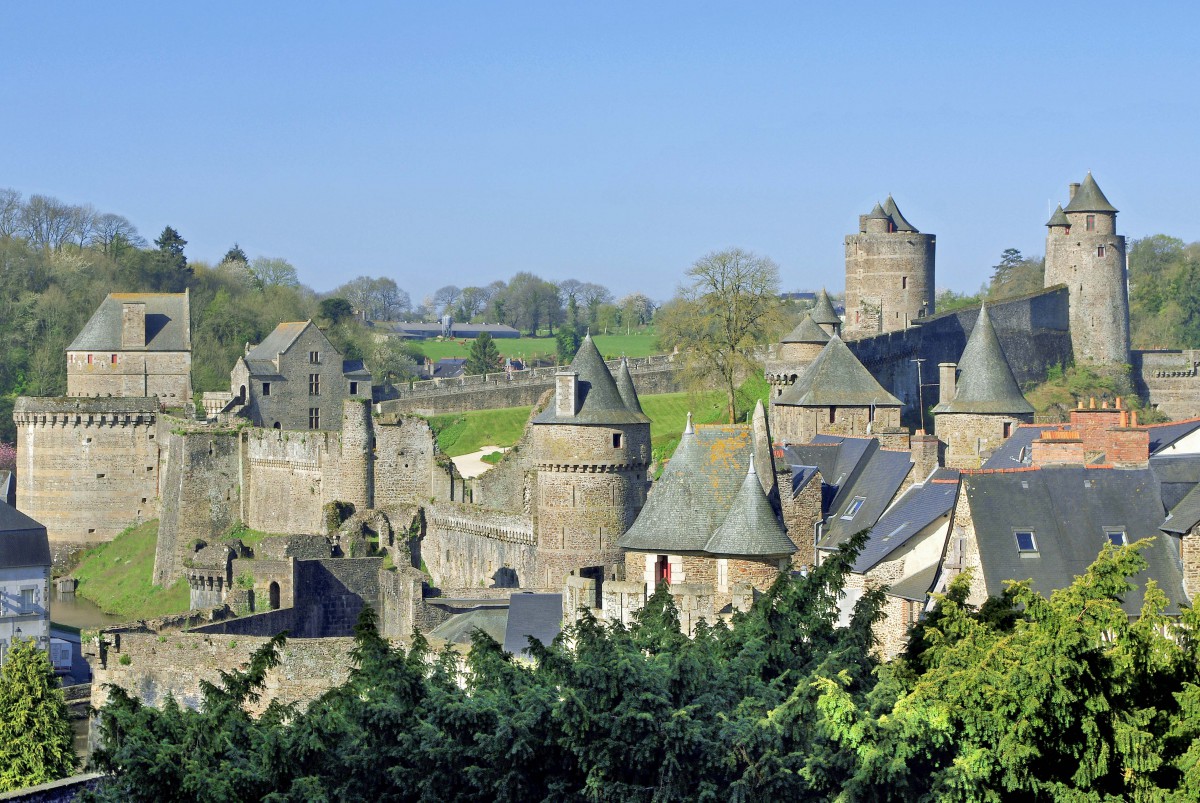 Castles of France: Fougères Castle © Daniel Jolivet - licence [CC BY 2.0] from Wikimedia Commons