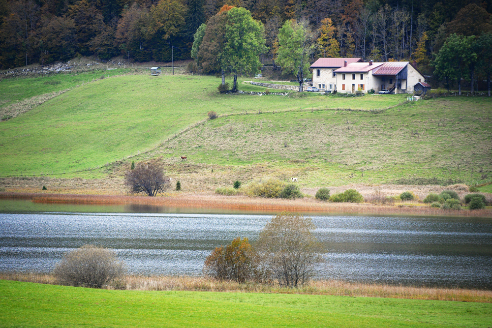 Autumn in France - Lac des Rousses in autumn © French Moments