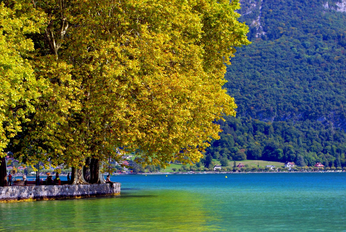 Lake Annecy in Autumn © French Moments