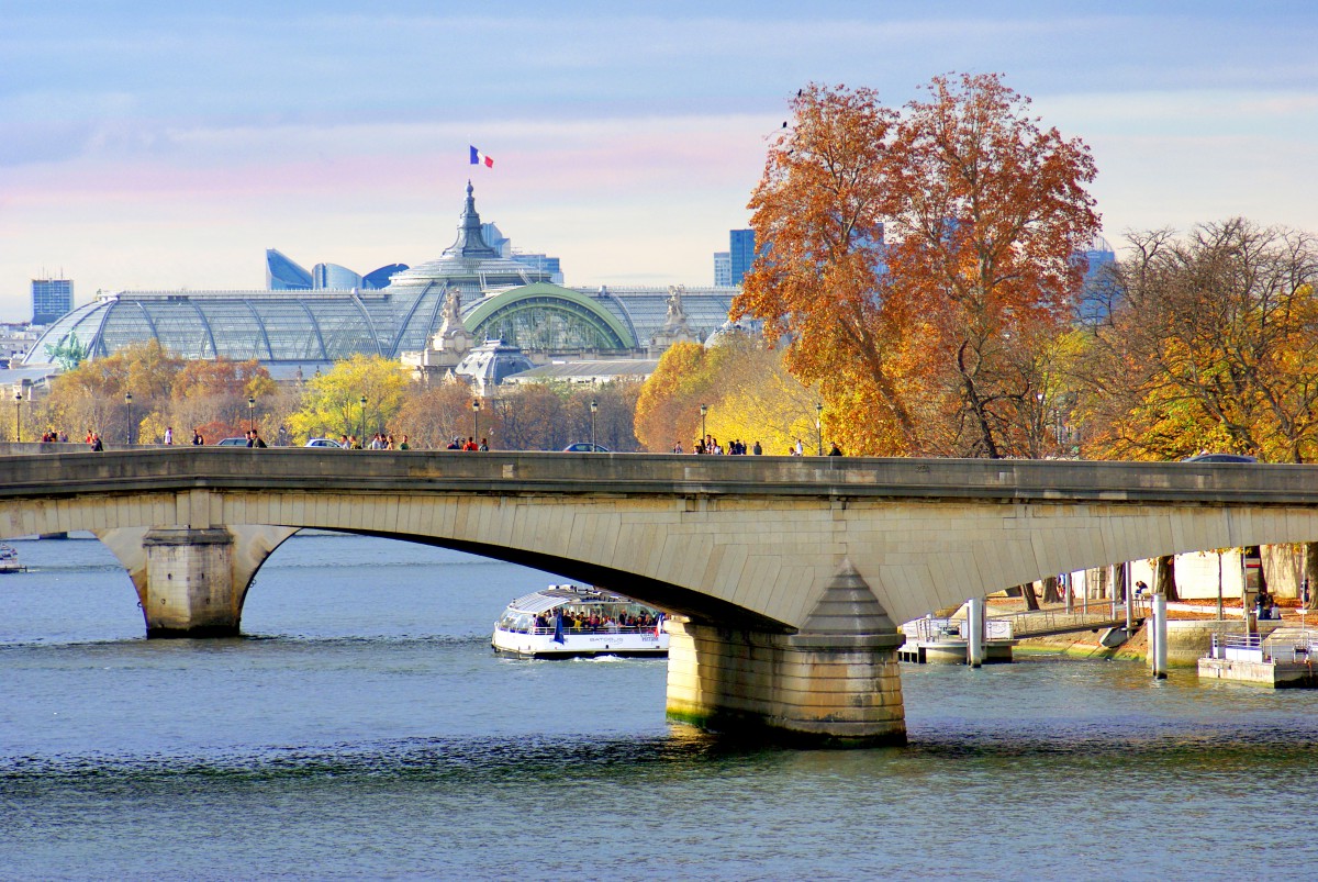 Along the banks of the River Seine in Paris © French Moments