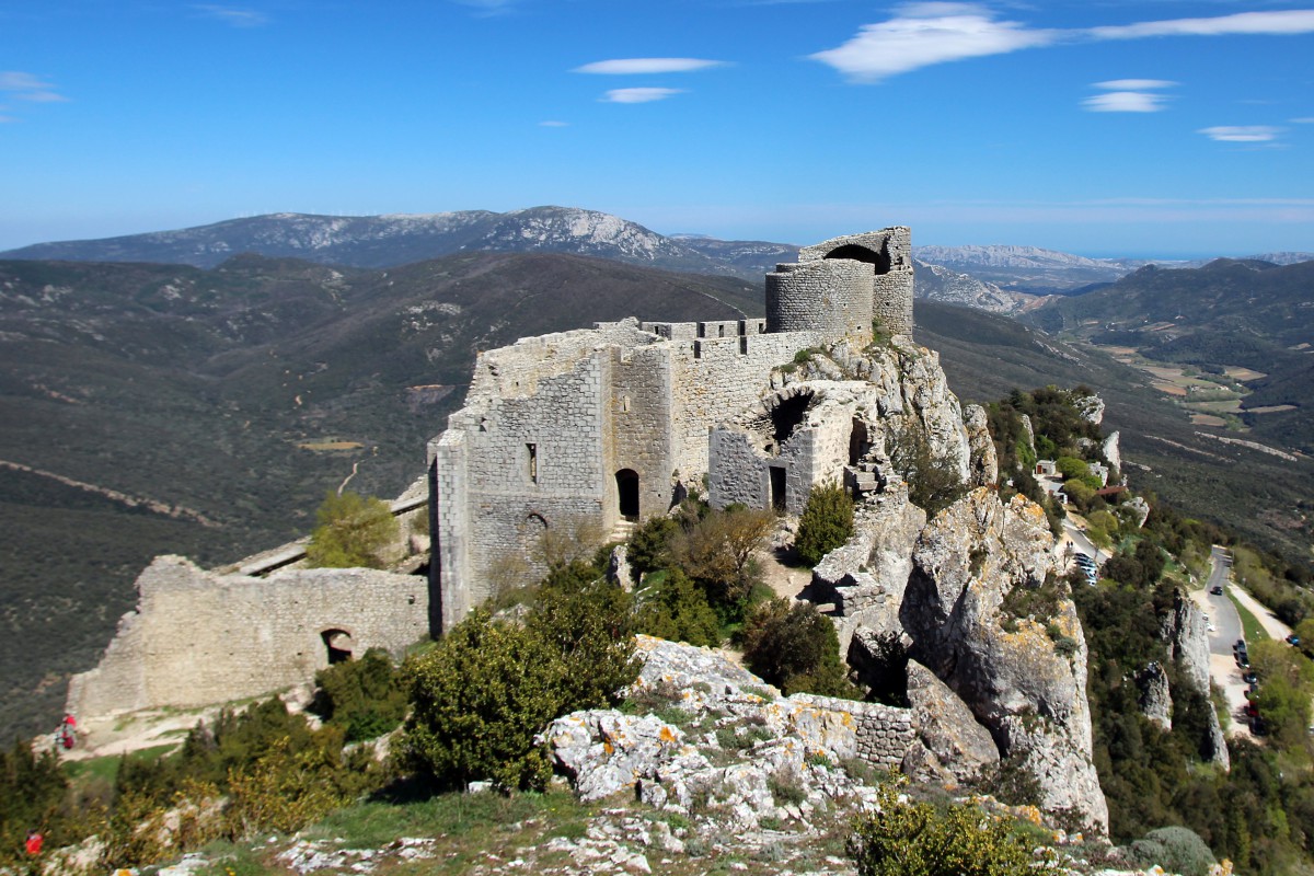 Peyrepertuse Castle © Montagnac Pascal - licence [CC BY-SA 3.0] from Wikimedia Commons