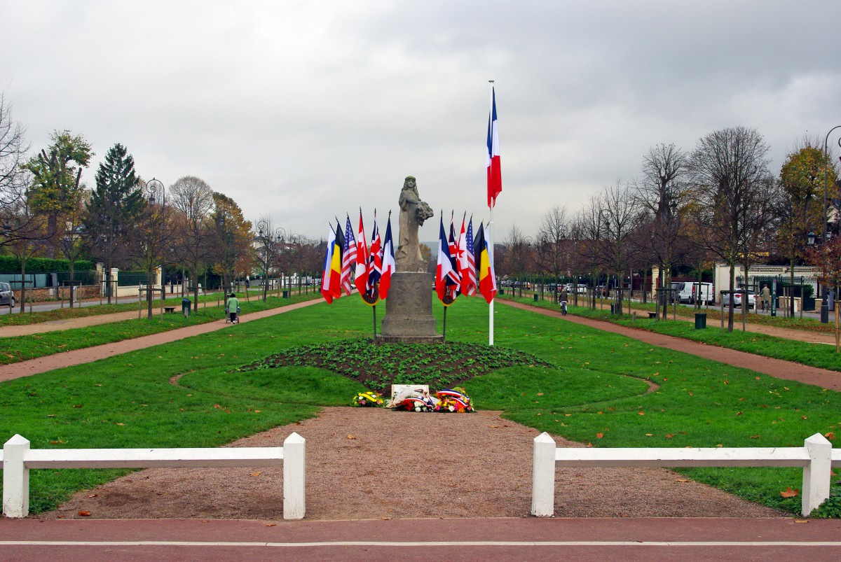 11 November ceremony in Maisons-Laffitte - World War I Armistice Day© French Moments