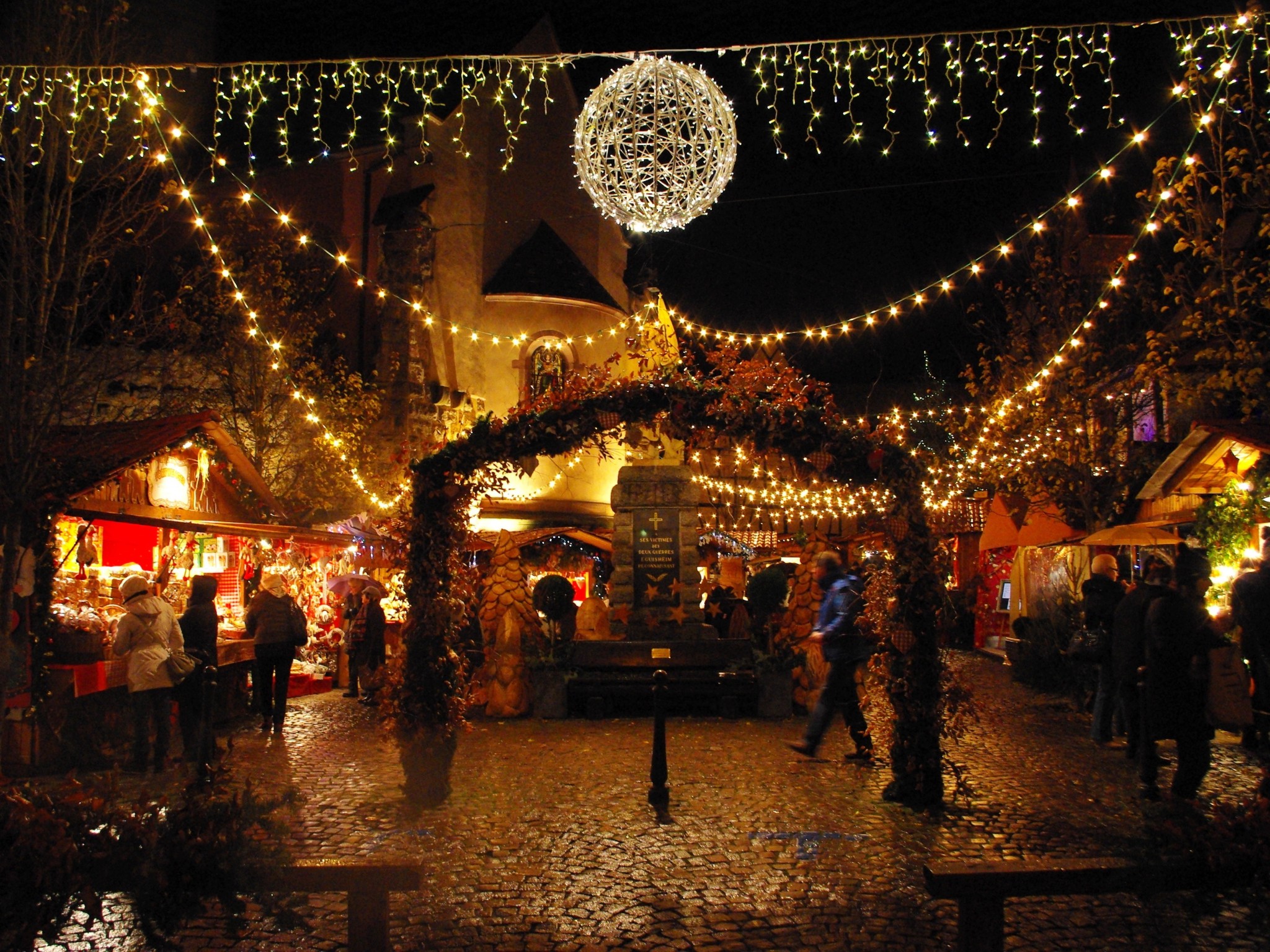 Eguisheim Christmas market - Most Beautiful Christmas Markets in France © French Moments