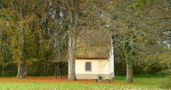 Que reste-t-il de nos amours: the story of the song French forest in autumn © French Moments 25